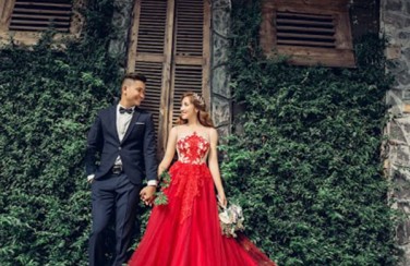 10 mẫu váy cưới màu đỏ ĐẸP XUẤT SẮC khiến chú rể không thể RỜI MẮT