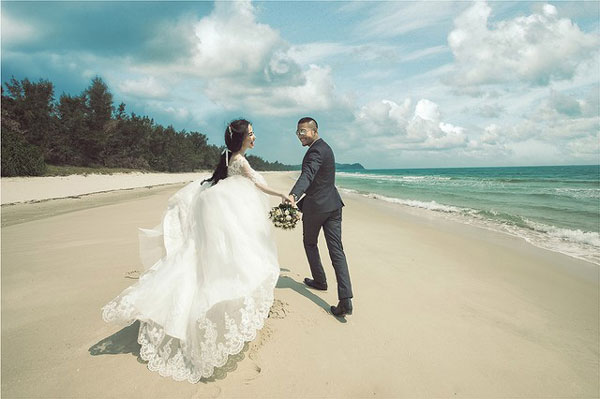 soirre trắng trang phục chụp ảnh cưới ở biển