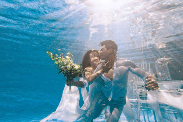 ý tưởng chụp ảnh cưới ở biển dưới nước