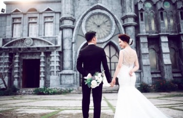 NGẤT NGÂY với album “chụp ảnh cưới ở nhà thờ Lớn Hà Nội” của cặp đôi Hà Thành