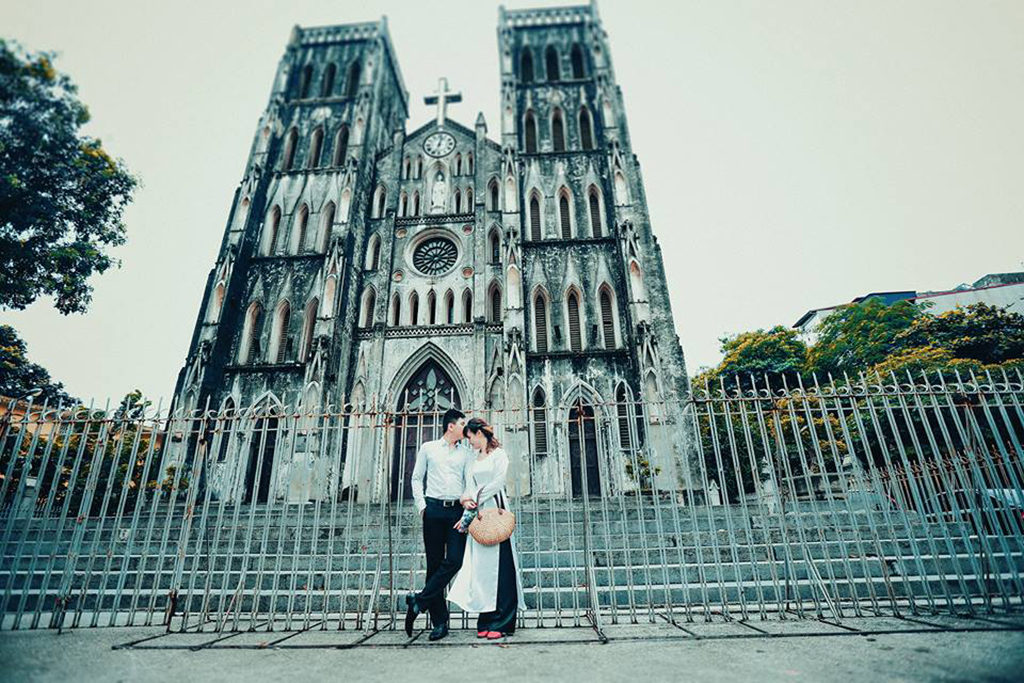 Lưu lại khoảnh khắc đẹp nhất của cuộc đời bạn tại nhà thờ Lớn Hà Nội. Với kiến trúc cổ kính và huyền thoại, đây là một điểm đến tuyệt vời cho bức ảnh cưới của bạn. Giữ lại những kỷ niệm đẹp và lãng mạn cùng những hình ảnh tuyệt vời.